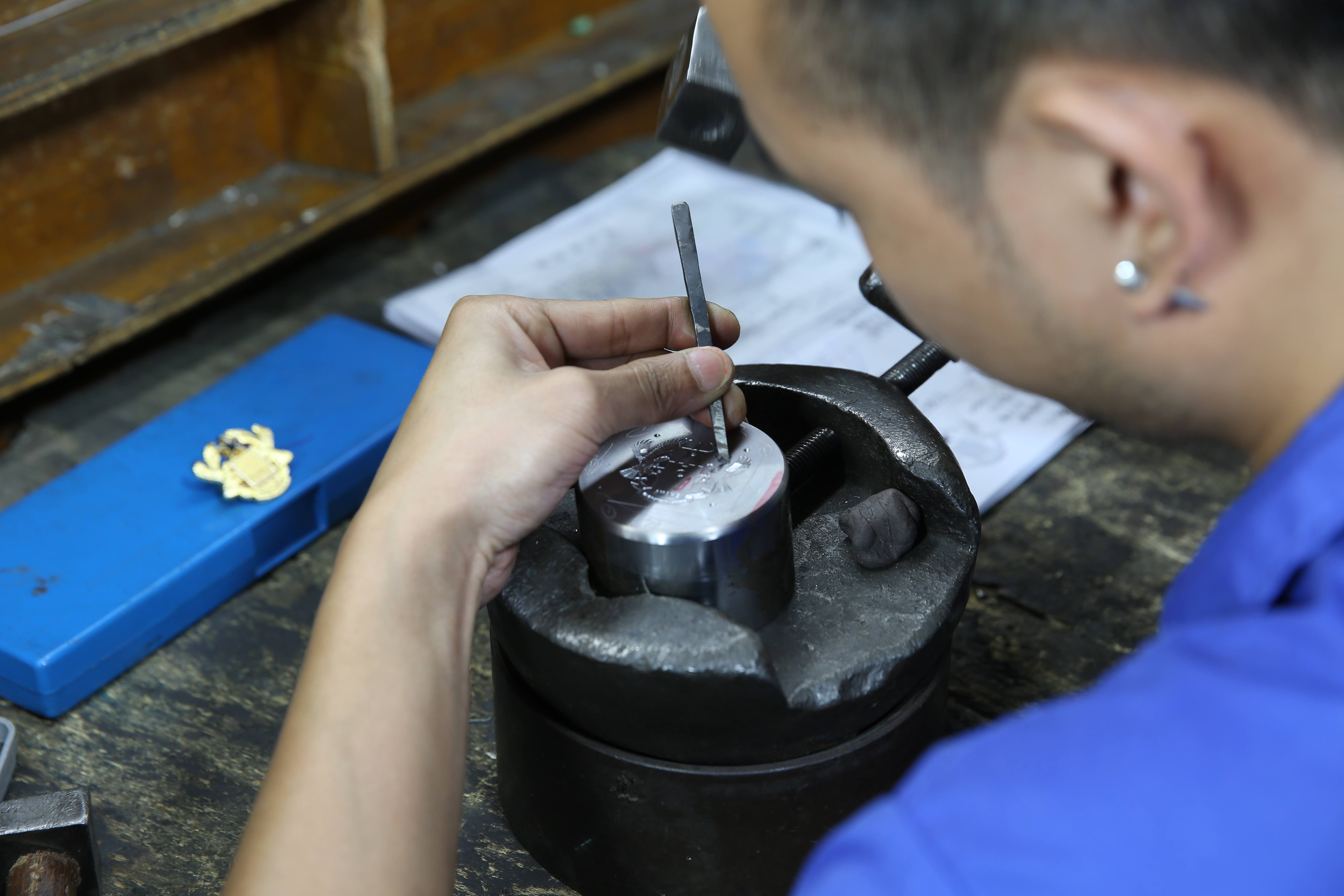 Happy gift engraving workshop - Dongguan happy gift engraving workshop featuring skilled artisans performing precision laser engraving on customized gift items in a well-equipped production facility.